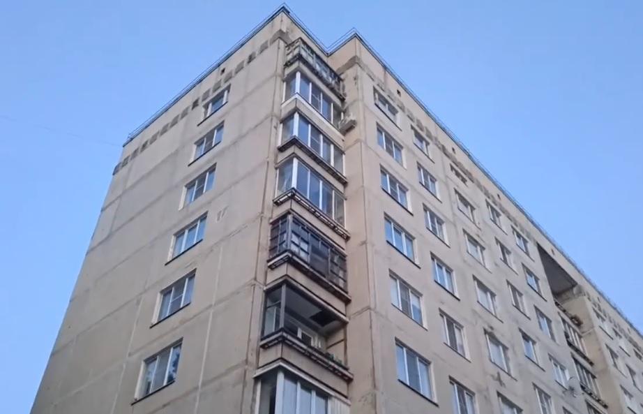 В Удомле обломки БПЛА попали в крышу девятиэтажки, сообщил Виталий Королев Видео: https://max.ru/korolev 