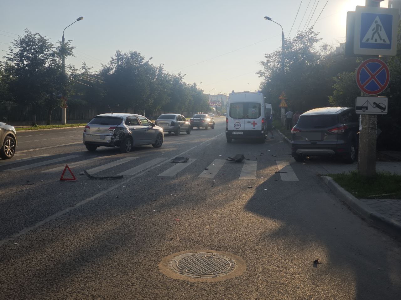 В Твери на проспекте Ленина легковушка после ДТП вылетела на тротуар и врезалась в дерево Фото: ГАИ, читатели Afanasy.biz