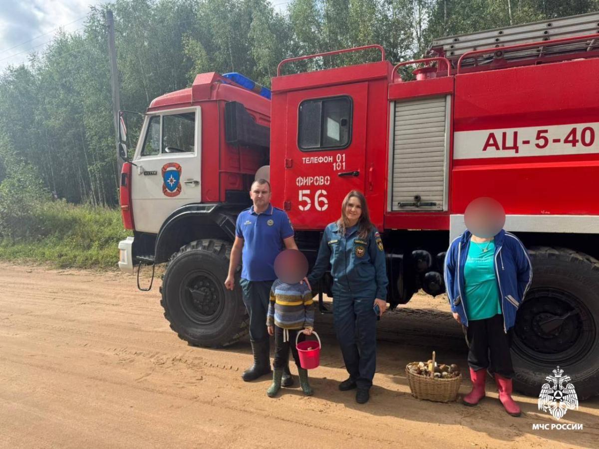 В Тверской области спасатели вывели из леса женщину с ребенком Фото: МЧС Тверской области В Тверской области спасатели вывели из леса женщину с ребенком Фото: МЧС Тверской области
