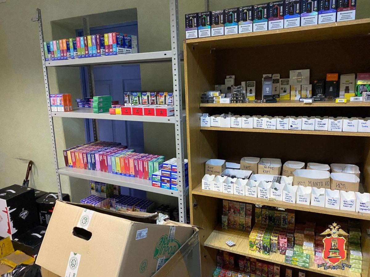 В Твери задержали молодого «предпринимателя», продававшего вейпы подросткам Фото: УМВД Тверской области