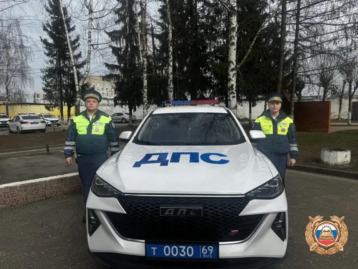 Тверские автоинспекторы помогли спасти ребенка, проглотившего монеты Фото: ГАИ