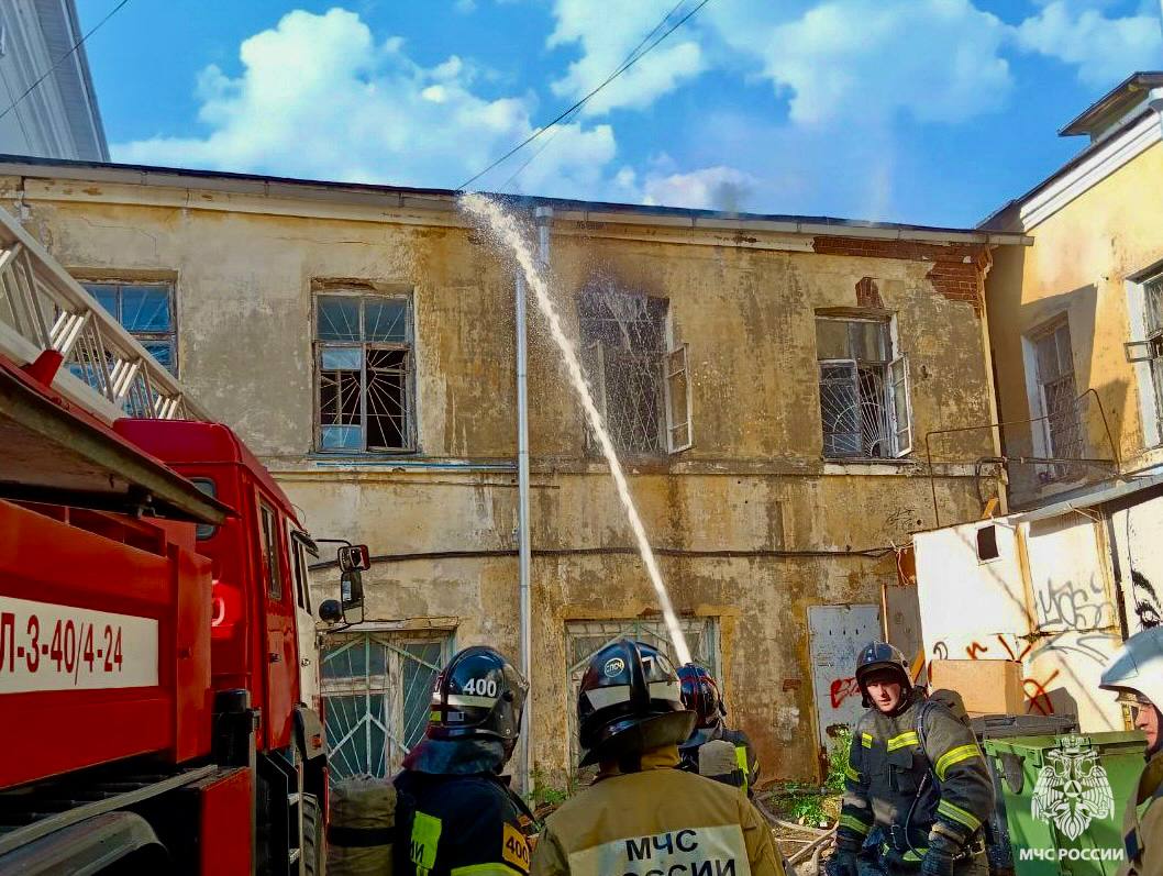 В центре Твери горит заброшенный дом Фото, видео: ГУ МЧС по Тверской области