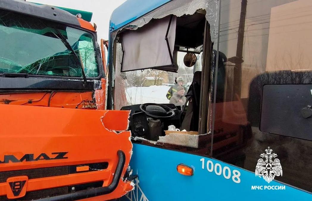 На Московском шоссе в Твери столкнулись автобус и самосвал - новости Афанасий