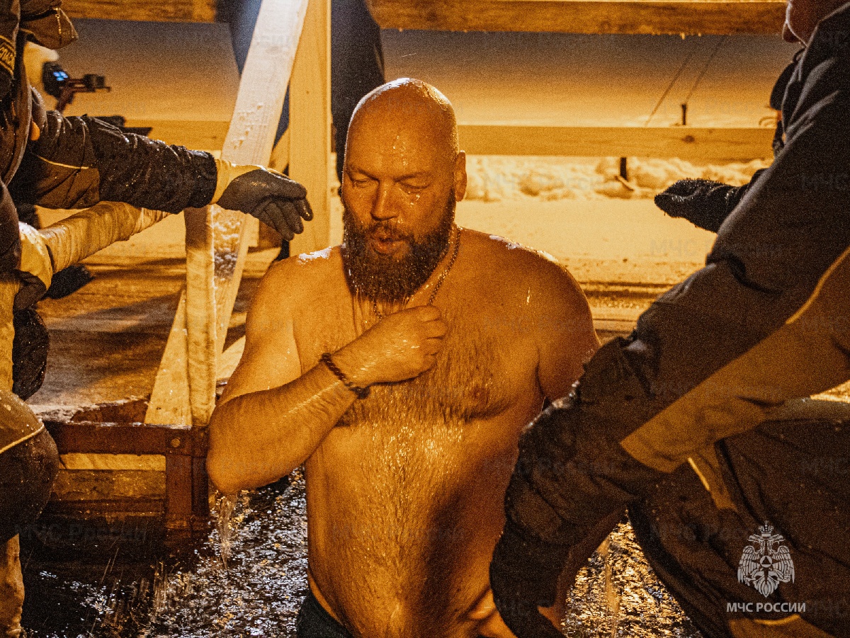 В Крещенских купаниях в Тверской области приняли участие 5,5 тысяч человек  Фото: ГУ МЧС по Тверской области