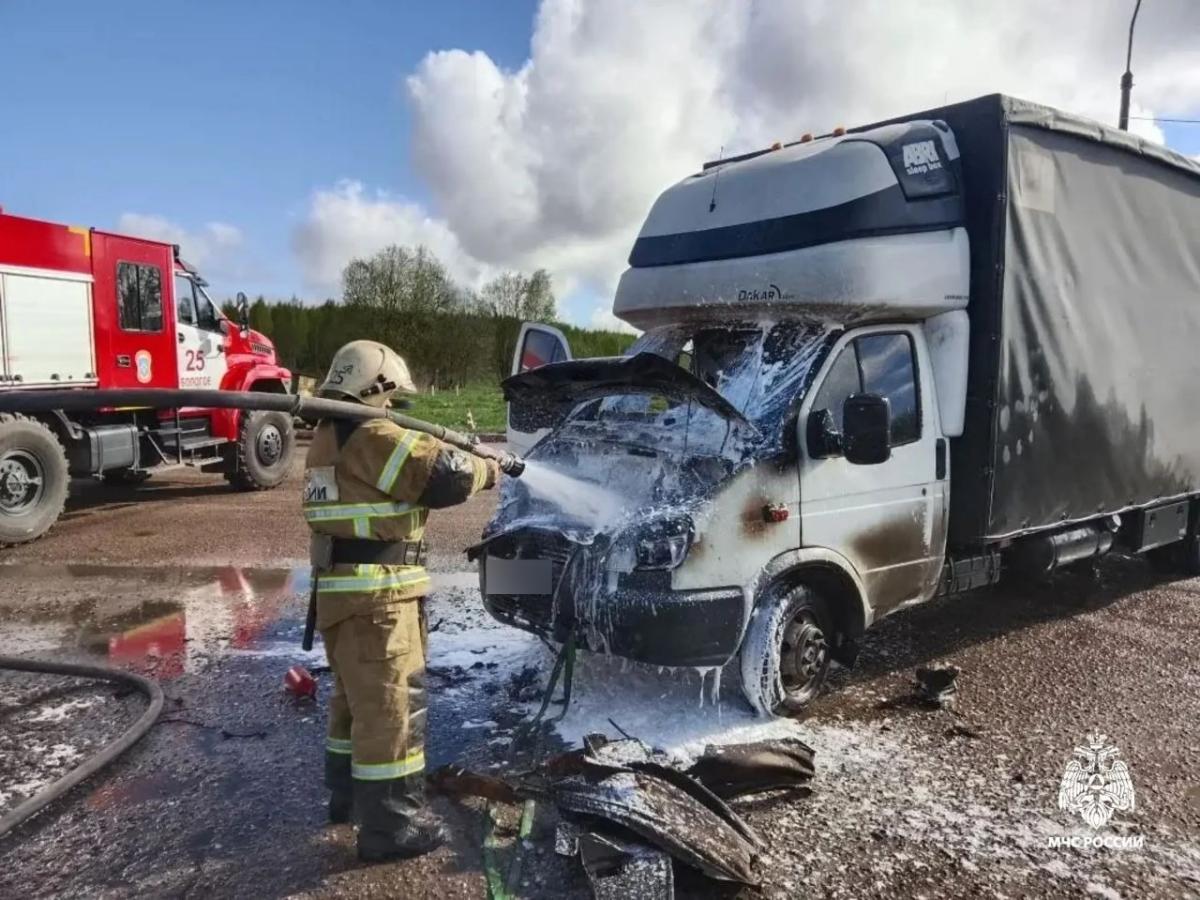 Пожарные потушили горящую «ГАЗель» на М10 в Тверской области Фото, видео: МЧС Тверской области