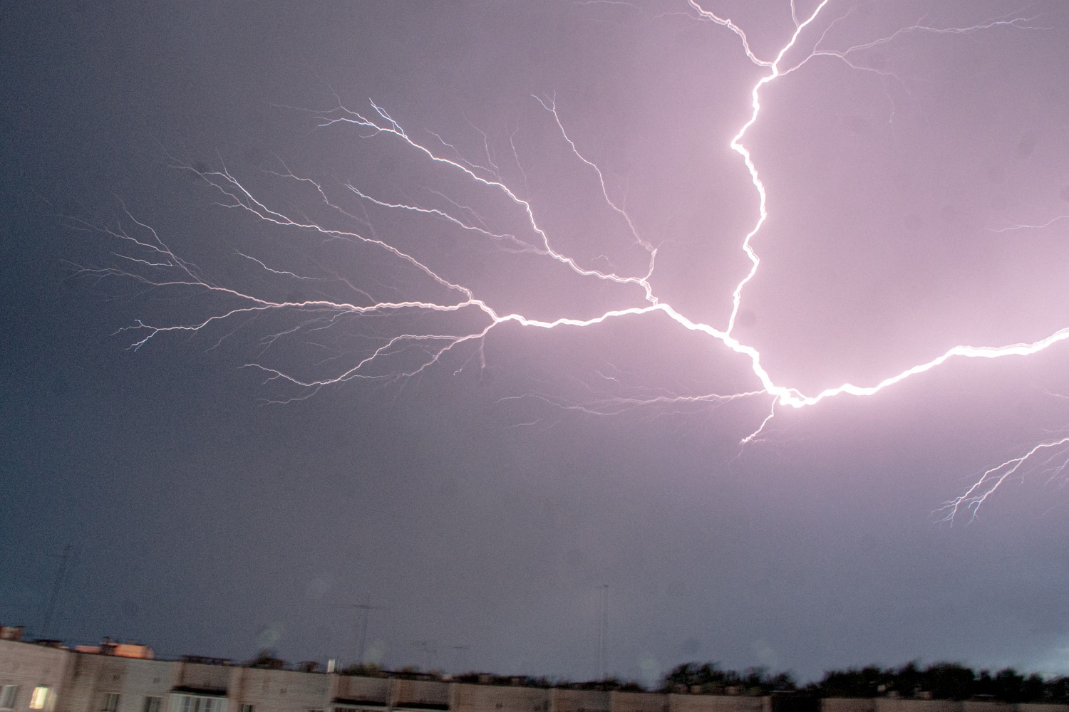 Грозовой фронт шел через Тверь, ломая деревья и заборы Фото на главной:  Денис Насонов