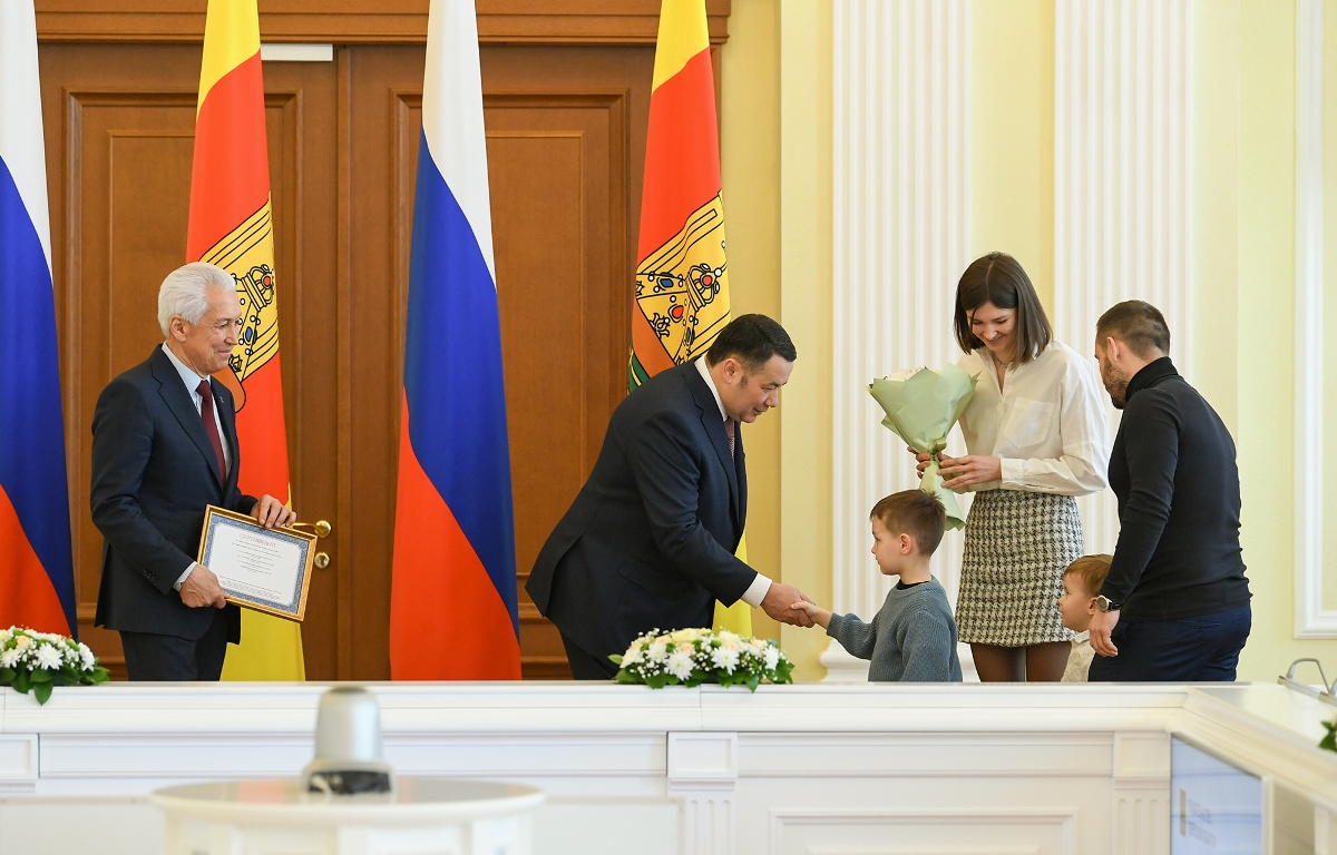 Игорь Руденя и Владимир Васильев вручили молодым семьям Верхневолжья жилищные сертификаты  Фото: правительство Тверской области