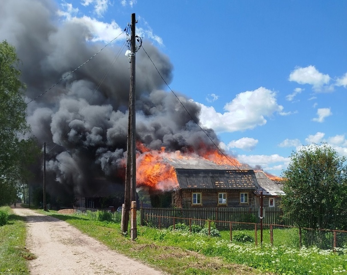 Под Калязином полностью сгорел жилой дом, жильцам собирают помощь Фото: личный архив пострадавшей от пожара семьи Под Калязином полностью сгорел жилой дом, жильцам собирают помощь Фото: личный архив пострадавшей от пожара семьи