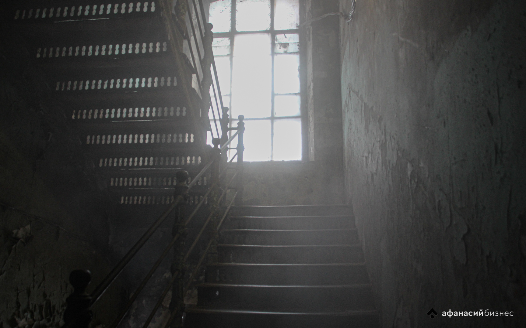 «Только не убейся»: жители Двора Пролетарки в Твери ежедневно рискуют жизнью в подъезде своего дома 