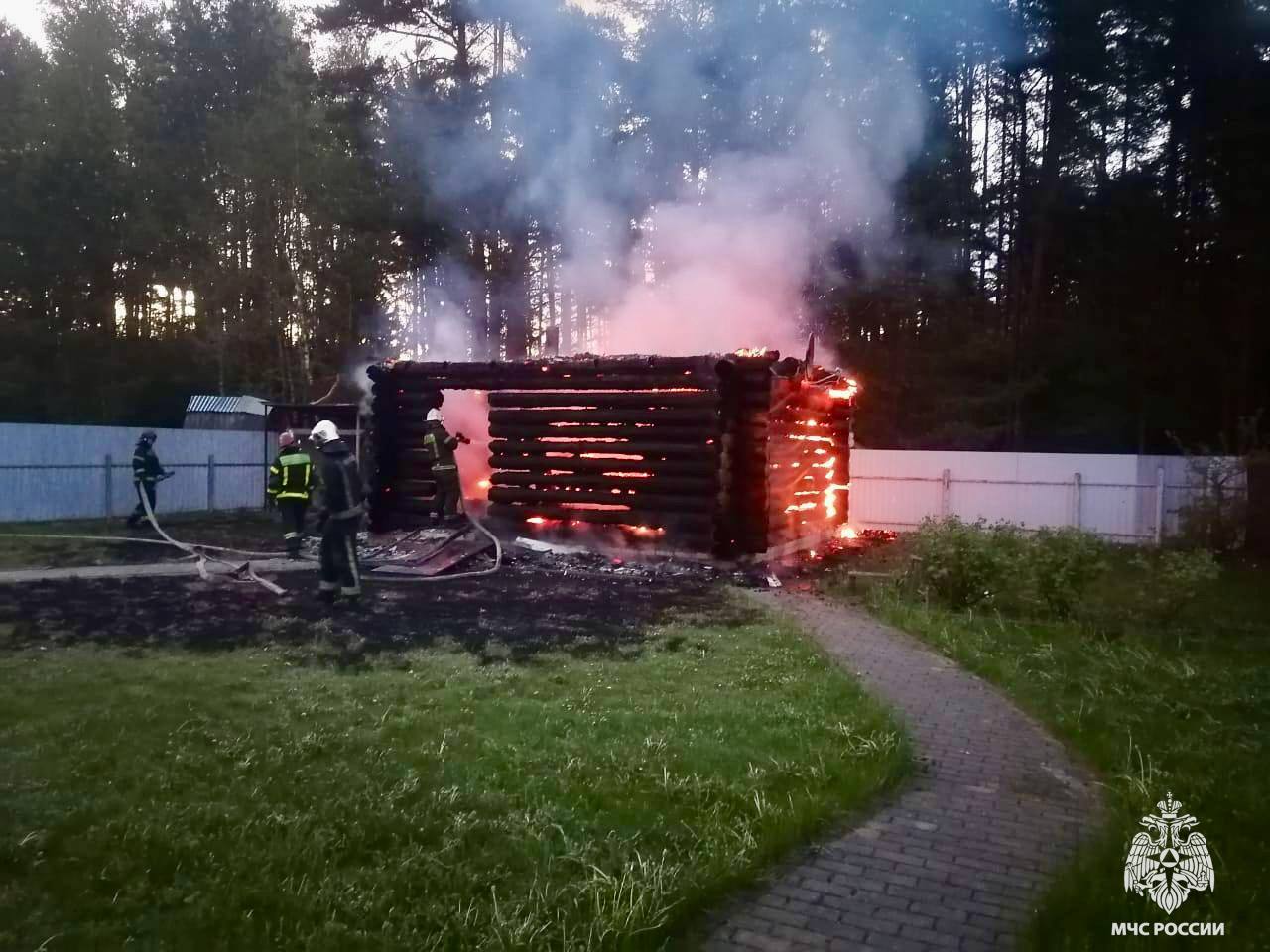 Ночью огнеборцы потушили пожар в деревне под Тверью