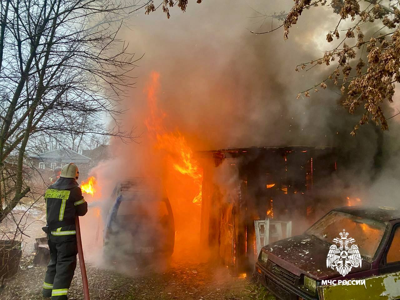 В Бежецке вместе с сараем сгорели три автомобиля Фото, видео: МЧС