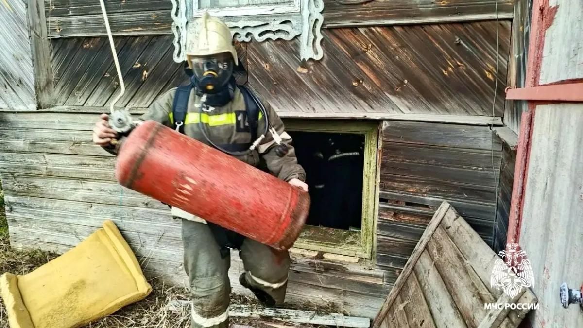 Из-за детской шалости с огнем загорелся подвал дачного дома Фото: МЧС