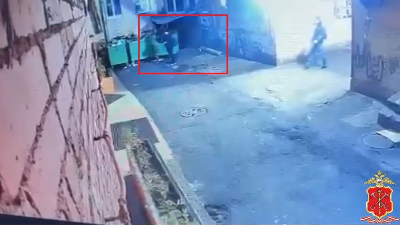 Полиция Петербурга опубликовала видео поджога задержанным в Тверской области мужчиной спящего бездомного Видео: Полиция Санкт-Петербурга
