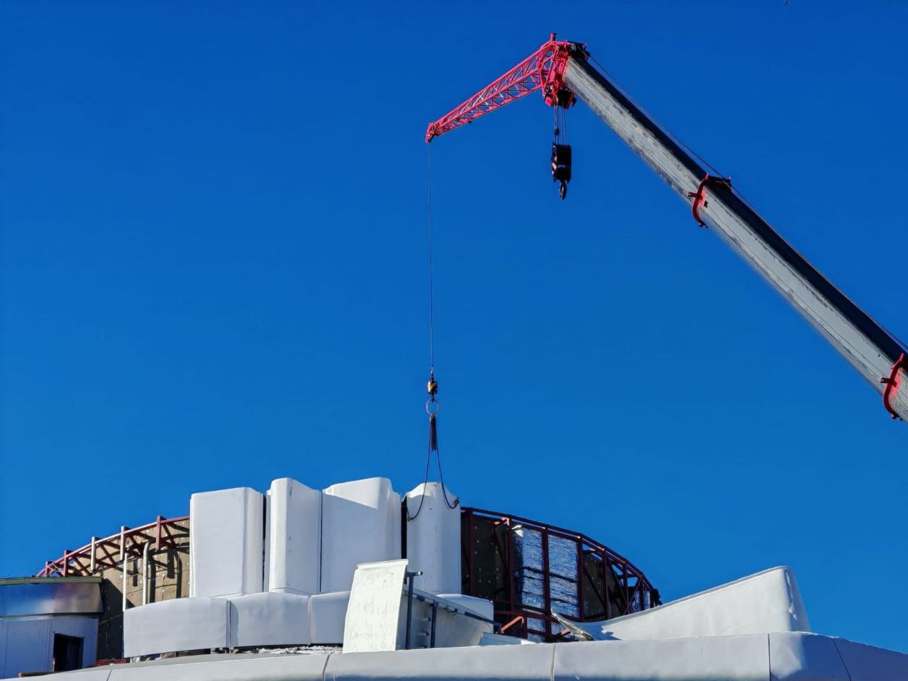 В Твери на здании цирка идет монтаж 3D-элементов «короны» купола Фото: «Единый заказчик в сфере строительства»