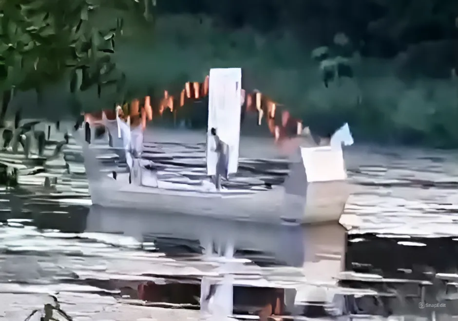 В Торжке «пираты» угнали самодельную ладью Кадр из видео Торжок. Новости и происшествия