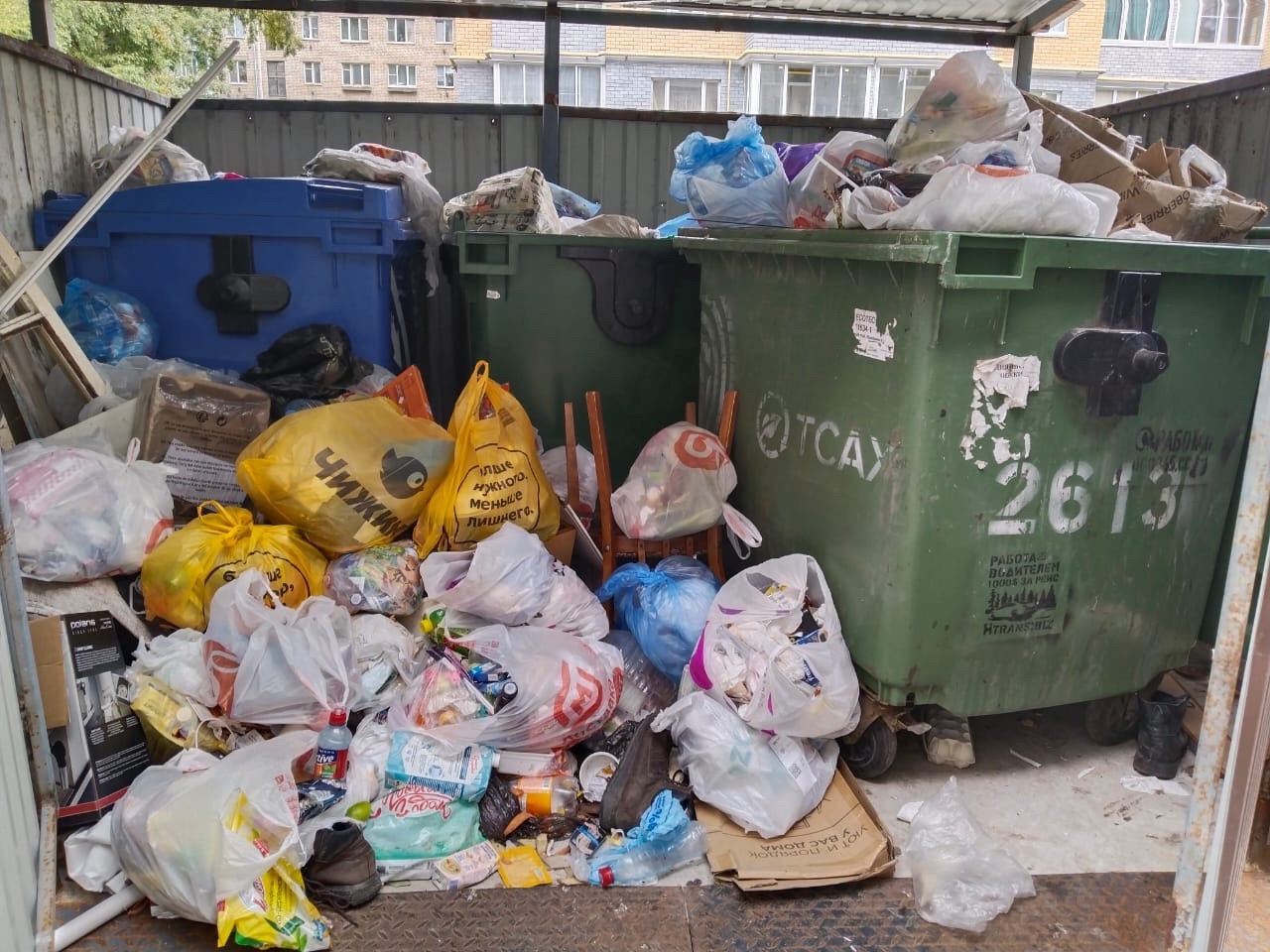 Соседская мусорка заблокировала проход жильцам дома в Твери 