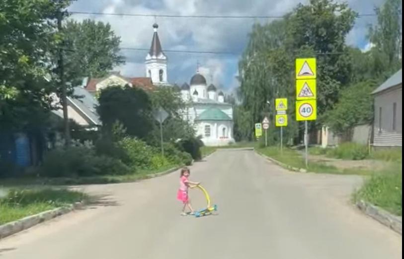 В Твери малолетние самокатчики оккупировали переулок Трудолюбия Кадр из видео News 69