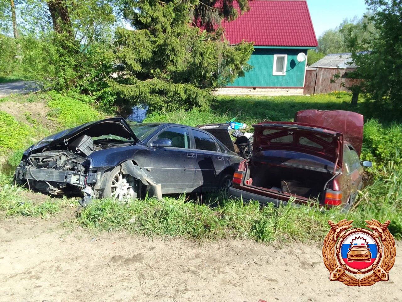 В Торопце на Октябрьской столкнулись две машины