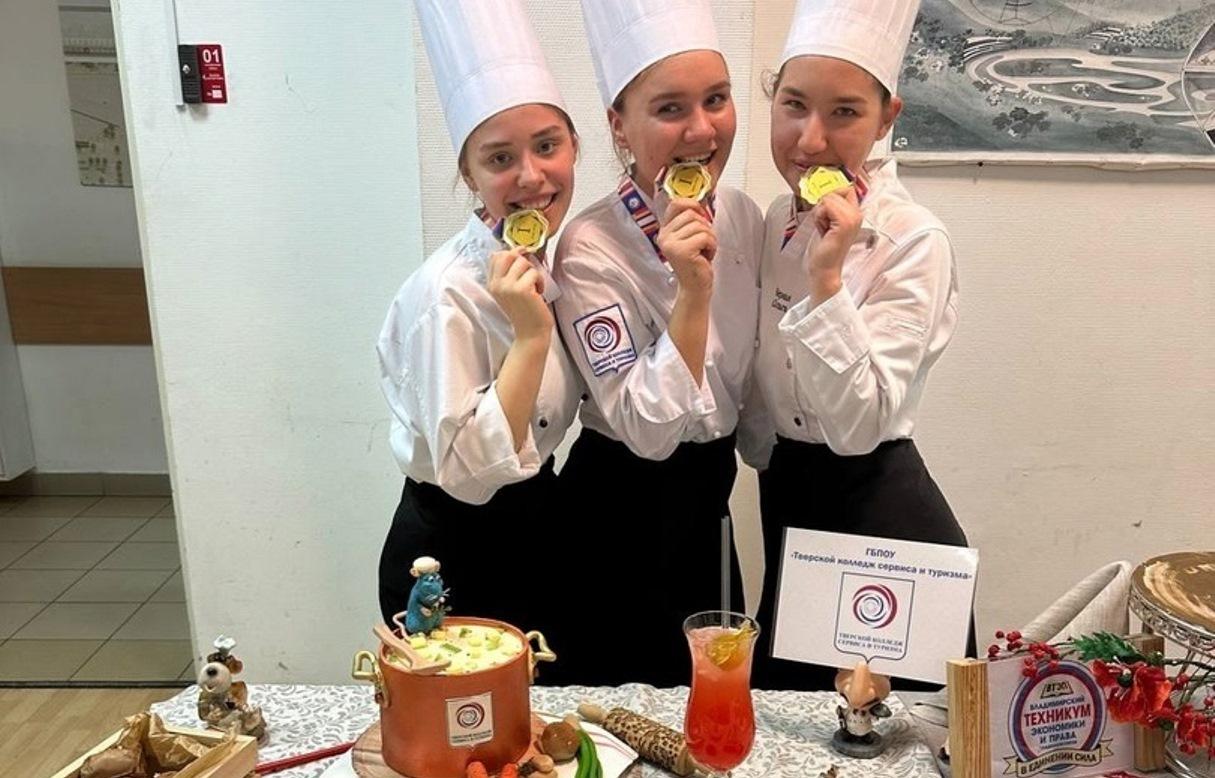 Первое место завоевали студенты из Твери на чемпионате национальной кухни «Юниорская битва кулинаров» - новости Афанасий