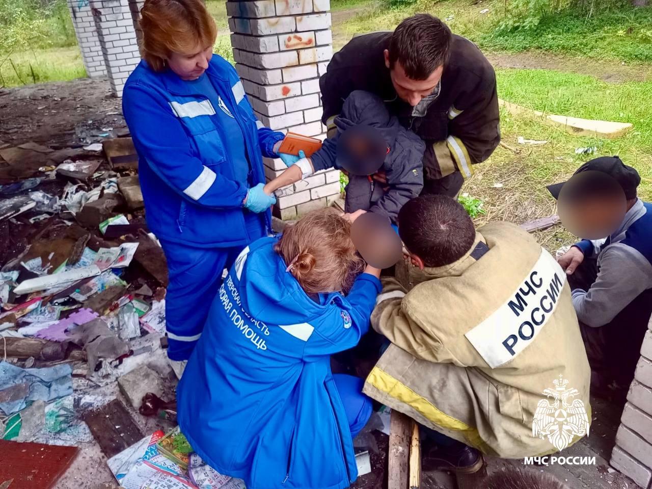 Под Максатихой медики и спасатели помогли ребенку, который проткнул руку гвоздем Фото: ГУ МЧС России по Тверской области, прокуратура Под Максатихой медики и спасатели помогли ребенку, который проткнул руку гвоздем Фото: ГУ МЧС России по Тверской области, прокуратура