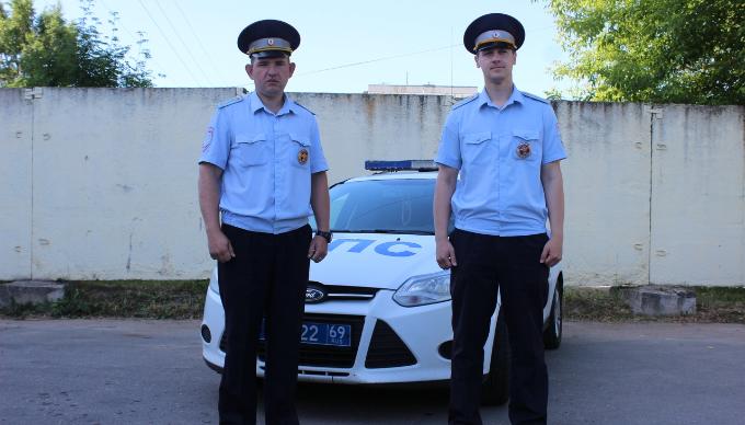 В Тверской области инспекторы ДПС помогли пассажирам сломавшегося автобуса 