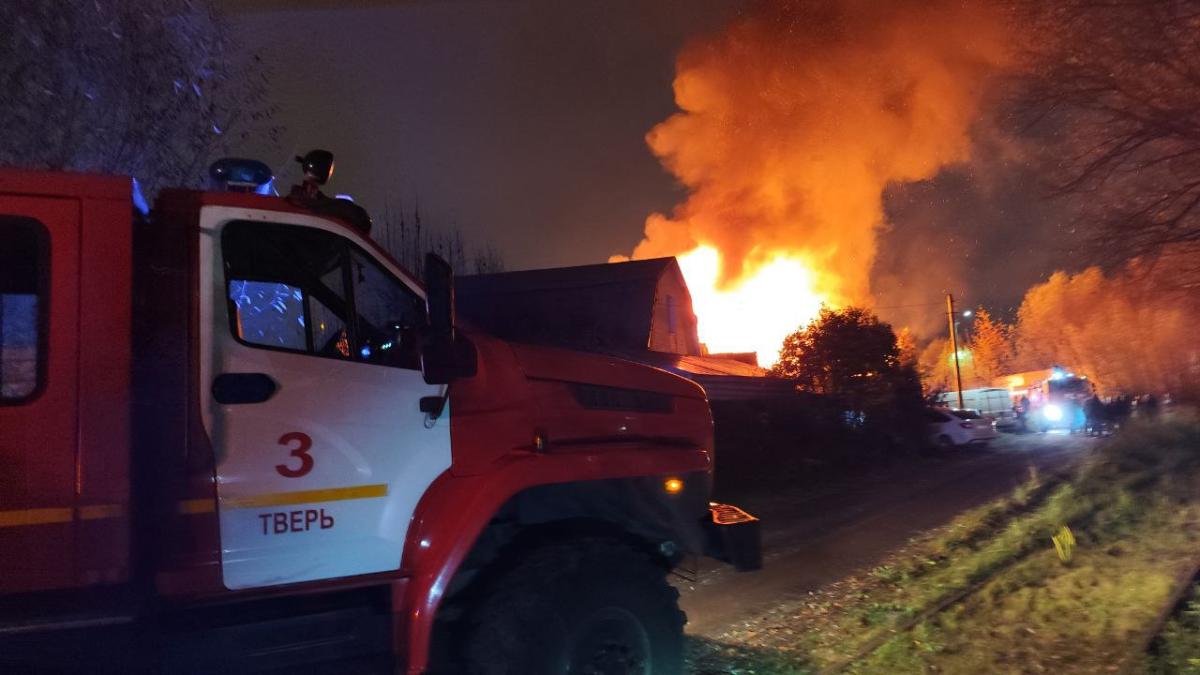 На улице Локомотивной в Твери горит жилой дом Фото, видео: Игорь Стасюк, МЧС Тверской области, News 69