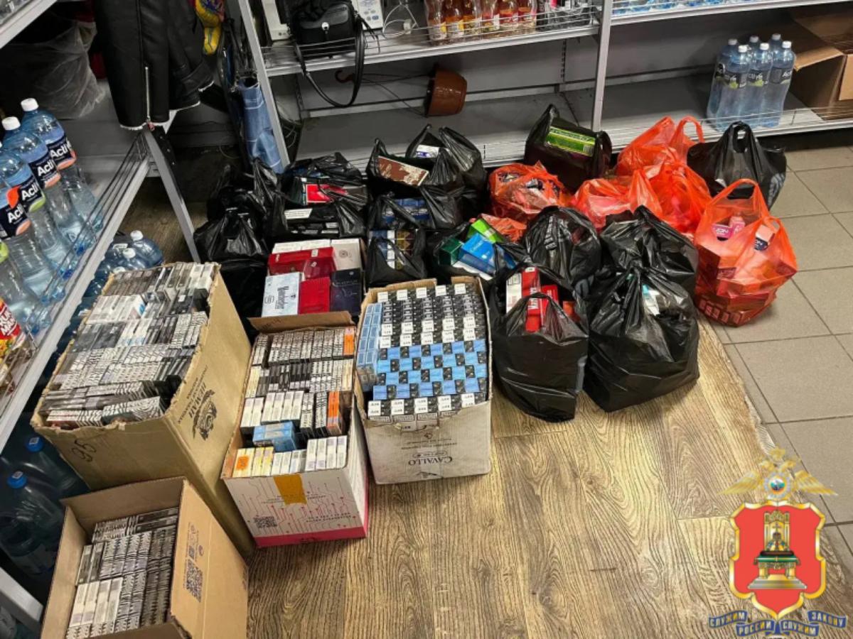 В Лихославле у предпринимателя нашли контрафактные вейпы и сигареты Фото: УМВД Тверской области