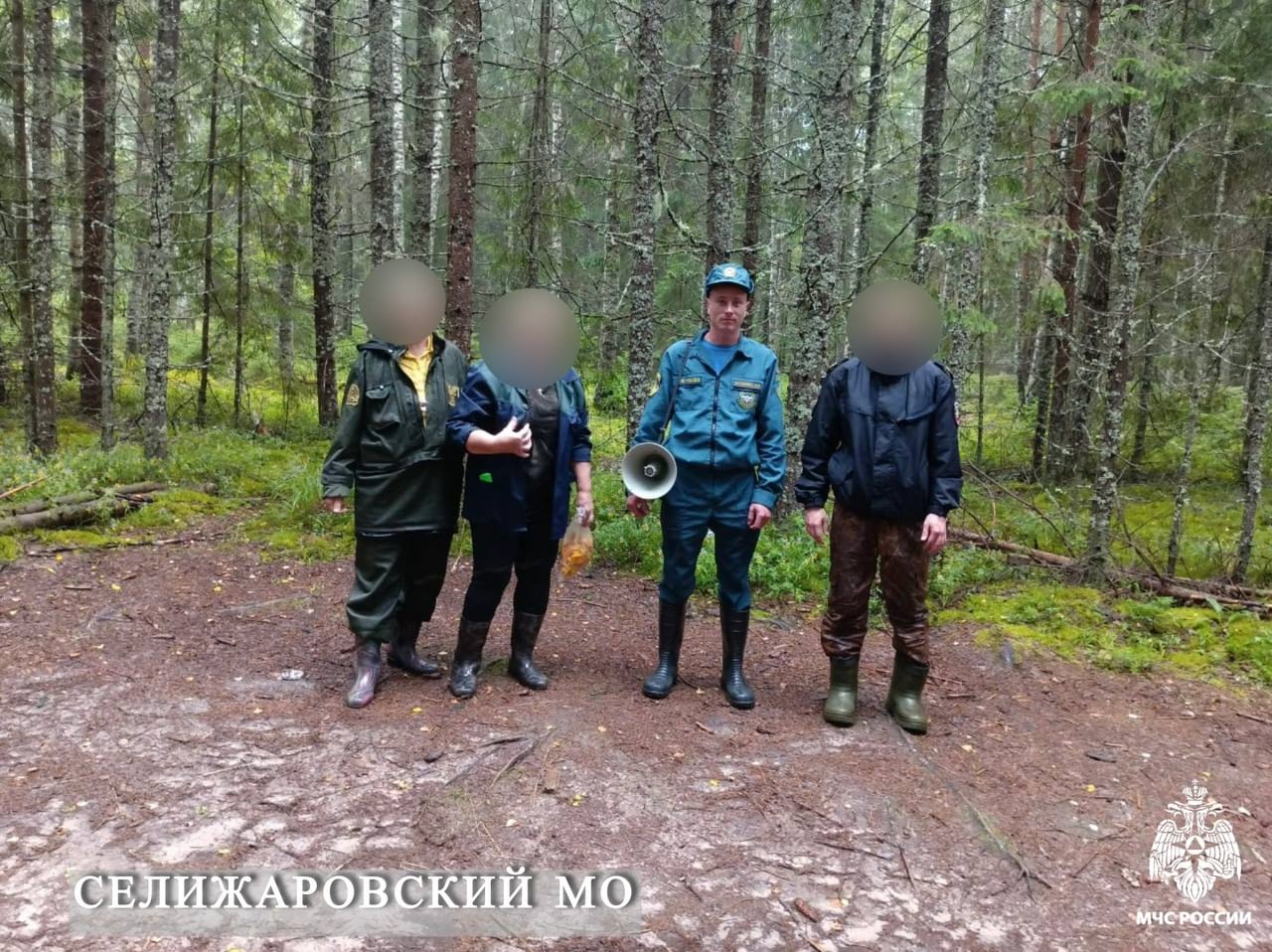 В Тверской области нашли и вывели из леса четверых грибников Фото: МЧС Тверской области В Тверской области нашли и вывели из леса четверых грибников Фото: МЧС Тверской области