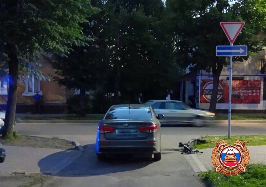В Нелидово два подростка на самокате столкнулись с автомобилем