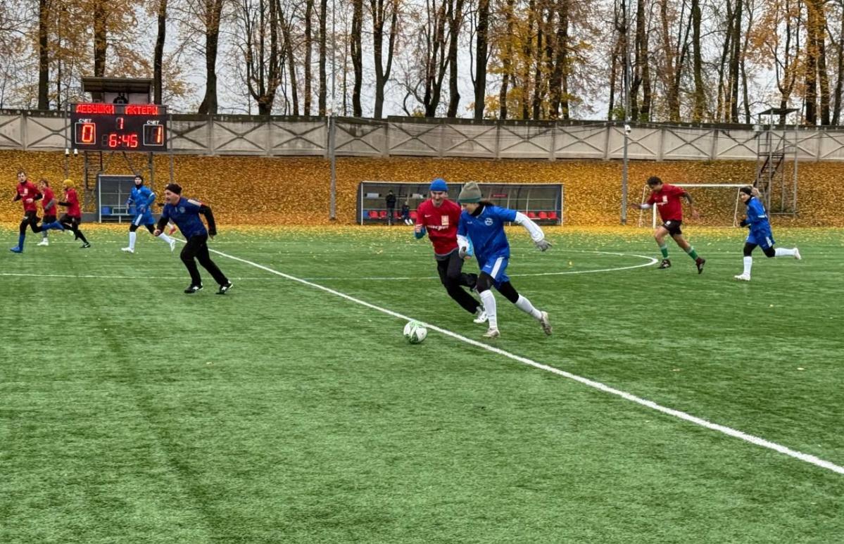 В Твери актеры театров сыграли в футбол против команды девушек и звезд спорта - новости Афанасий