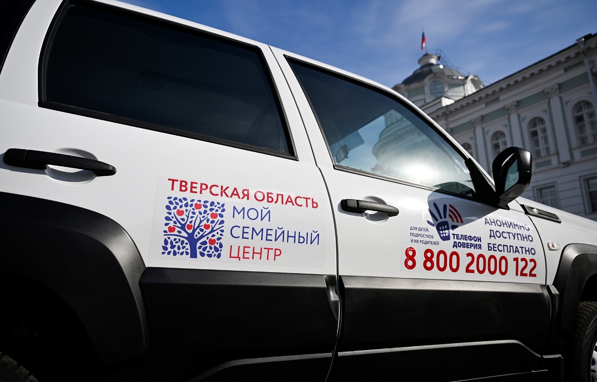 Виталий Королев вручил ключи от  автомобилей для социальных учреждений Тверского региона 