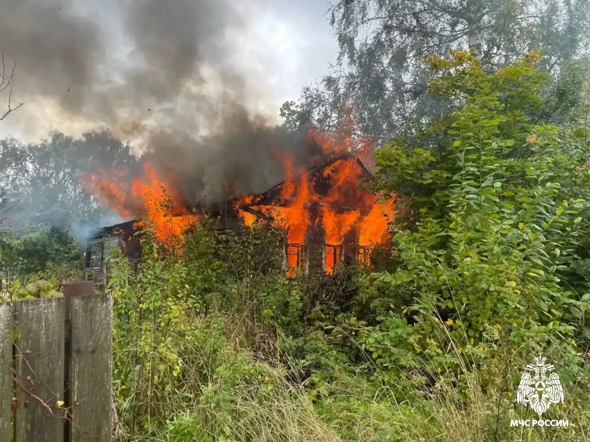 Нежилой дом подожгли в Бологое Фото: ГУ МЧС по Тверской области
