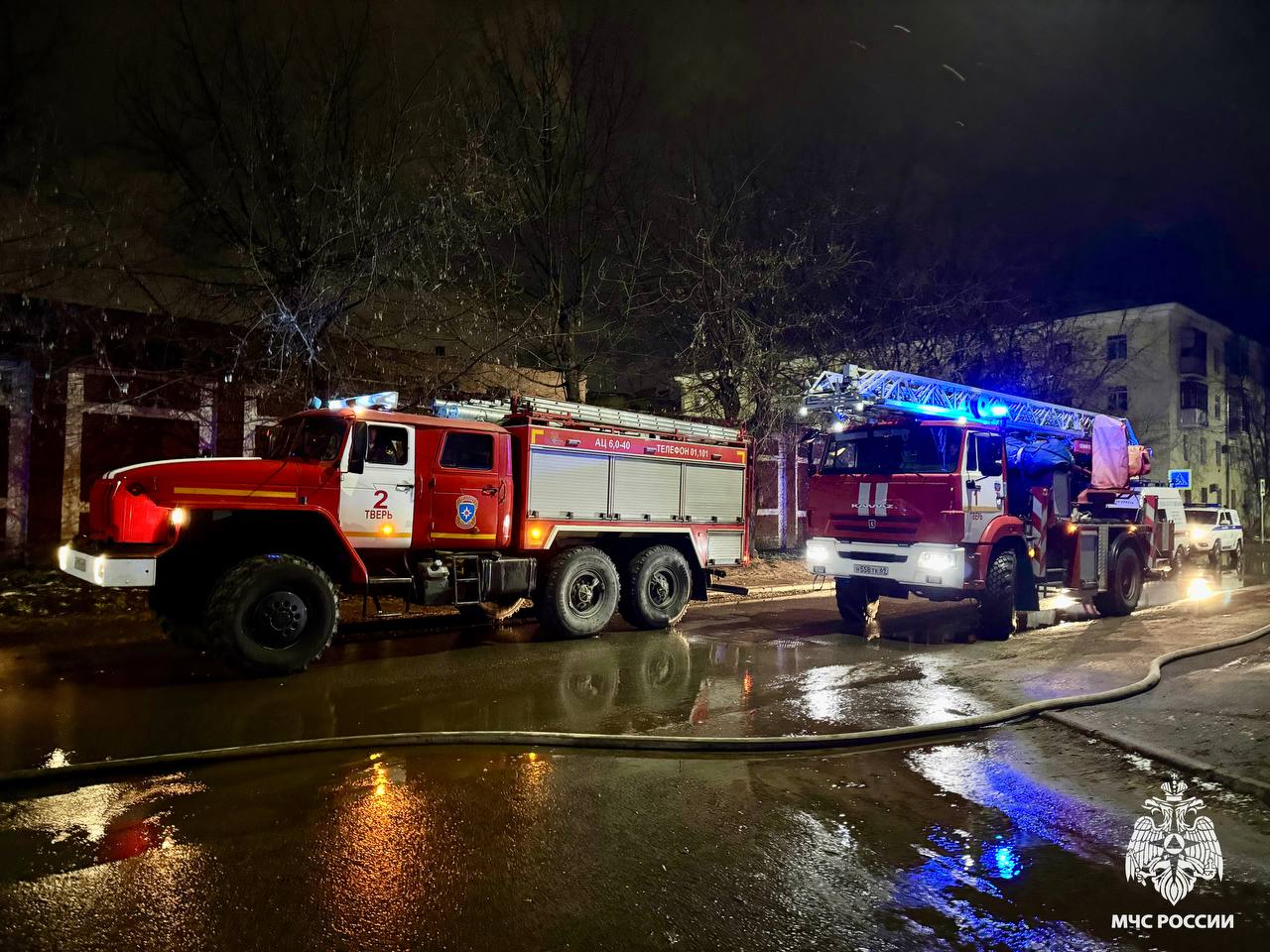 Расчеты четырех пожарных частей и АСС ликвидировали пожар в Твери на складе Фото: ГУ МЧС России по Тверской области