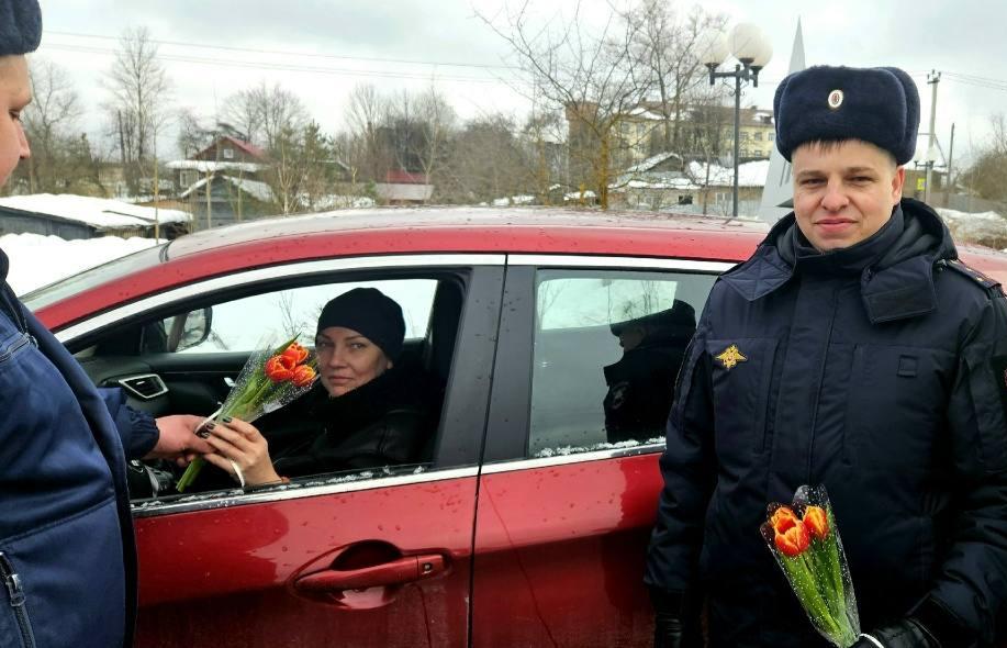 В Тверской области женщин за рулем поздравили цветами - новости Афанасий