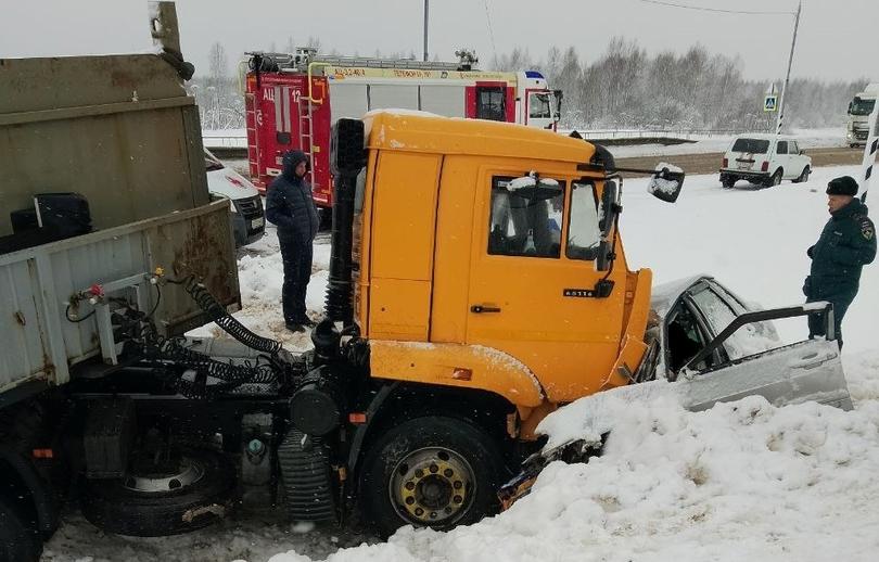 На М9 в Тверской области при столкновении на встречке ВАЗа и Камаза погиб водитель Фото: УГИБДД по Тверской области На М9 в Тверской области при столкновении на встречке ВАЗа и Камаза погиб водитель Фото: УГИБДД по Тверской области
