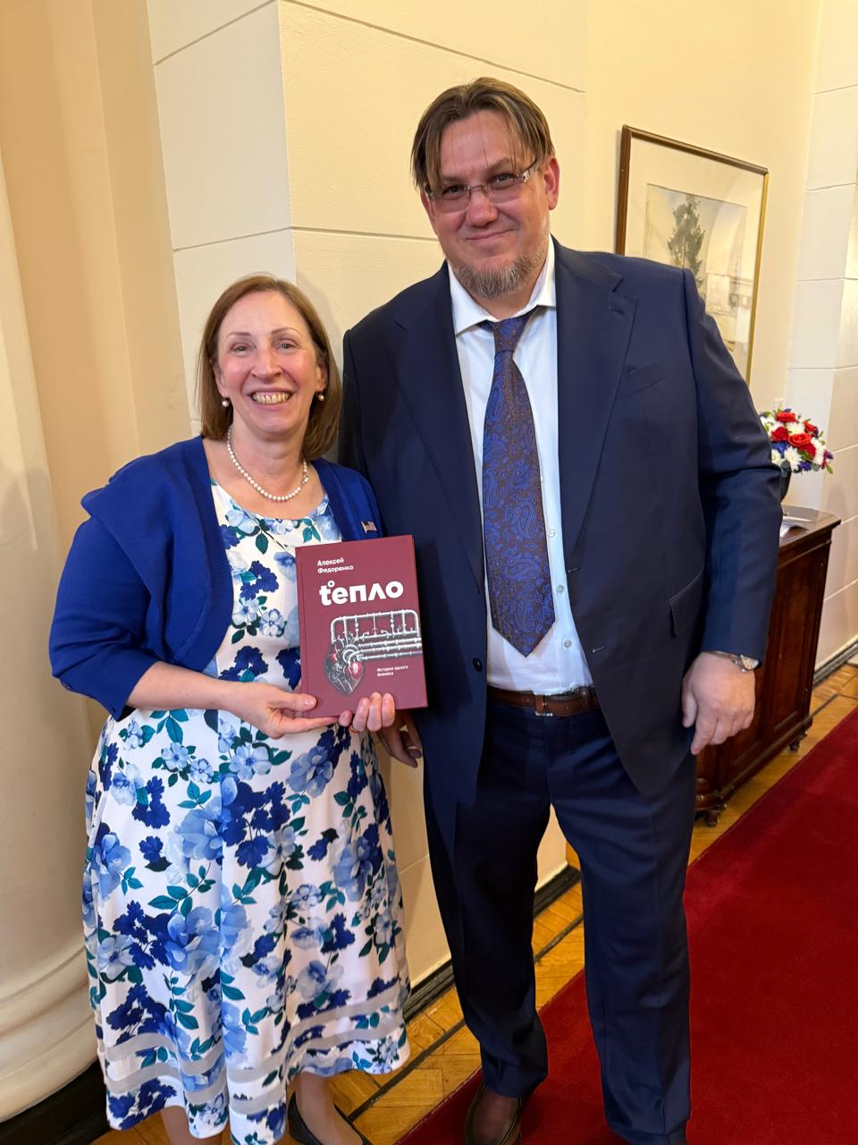 Вчера в Спасо-хаусе стало «Тепло» На фото: Линн М. Трейси, посол Соединенных Штатов в России, и Алексей Федоренко, автор и предприниматель. Резиденция посла Спасо-Хаус, 29.05.25