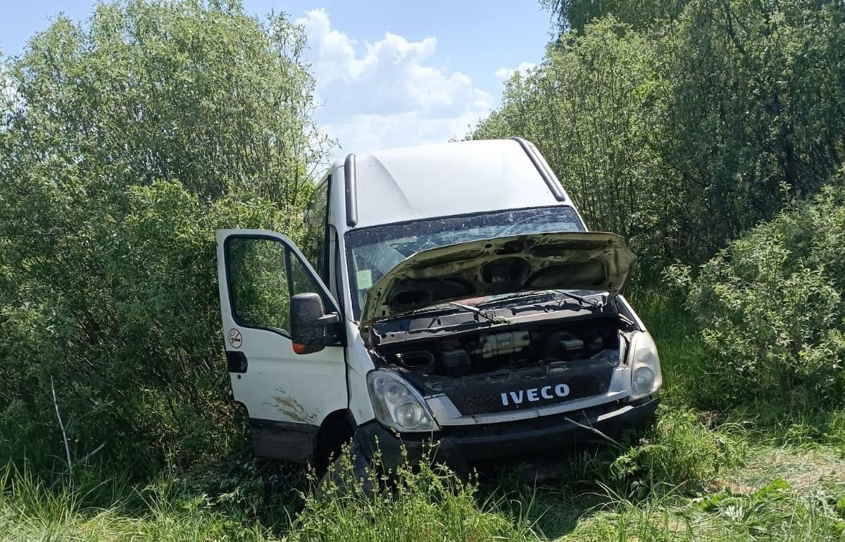 Под Кашином в кювете нашли брошенный микроавтобус Фото: Евгения Семенова