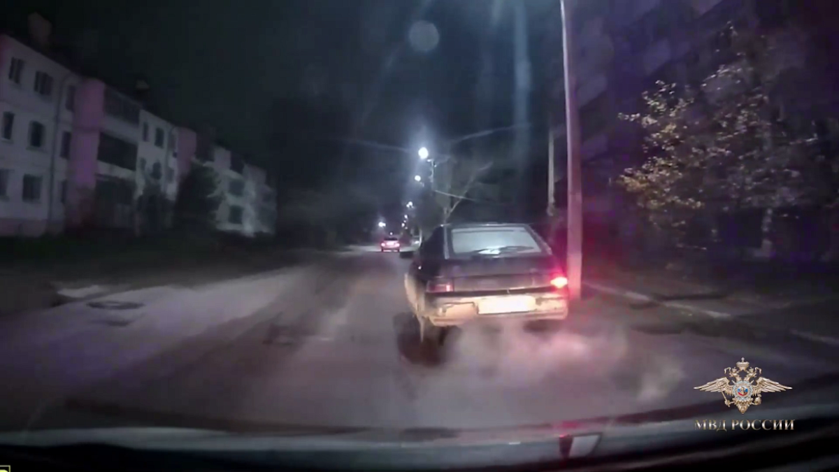 Жительницу Бежецка без прав ГАИ остановила стрельбой по колесам 