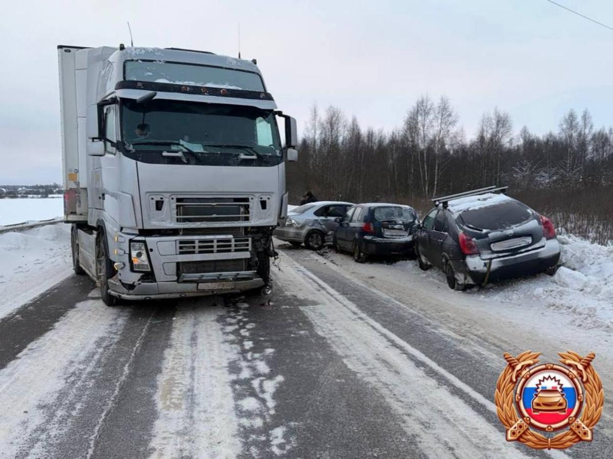В массовом ДТП под Конаково пострадали три человека Фото: ГАИ