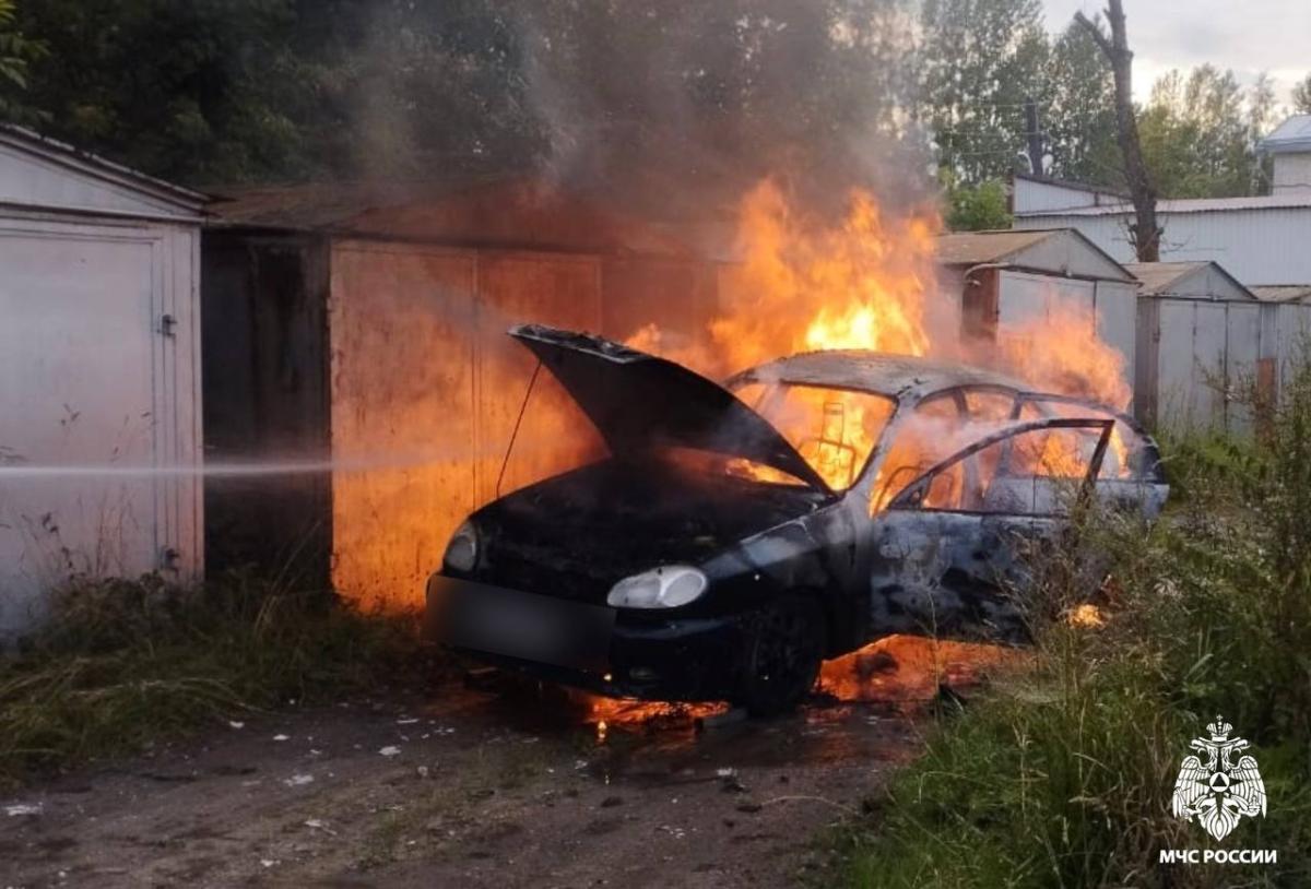 В Твери из-за искр от сварки вспыхнул автомобиль