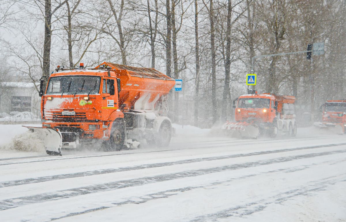 В Твери дорожные службы продолжают устранять последствия сильного снегопада - новости Афанасий