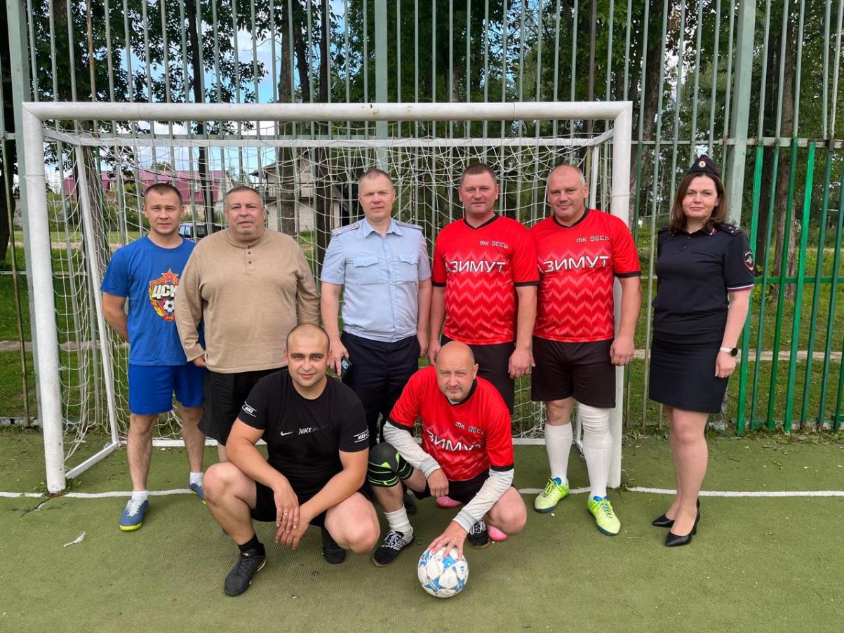 Краснохолмские полицейские и юные спортсмены приняли участие в товарищеском матче по мини-футболу в рамках акции «Зарядка со стражем порядка» Фото: УМВД России по Тверской области