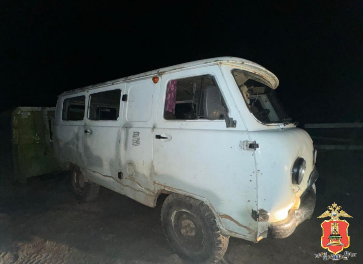 Под Рамешками мужчины разобрали стену чужого гаража, чтобы «оживить» свою машину Фото: УМВД Тверской области