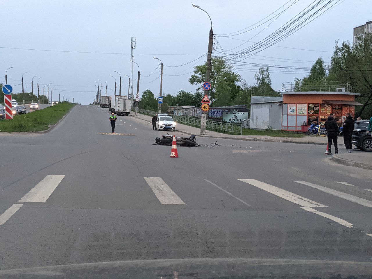 В Твери на улице Зинаиды Коноплянниковой столкнулись мотоцикл и легковушка