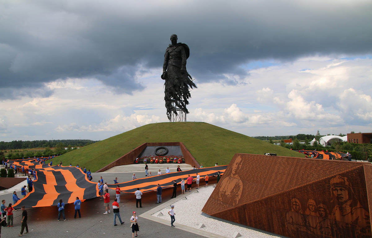 У Ржевского мемориала Советскому солдату развернули огромную Георгиевскую ленту - новости Афанасий