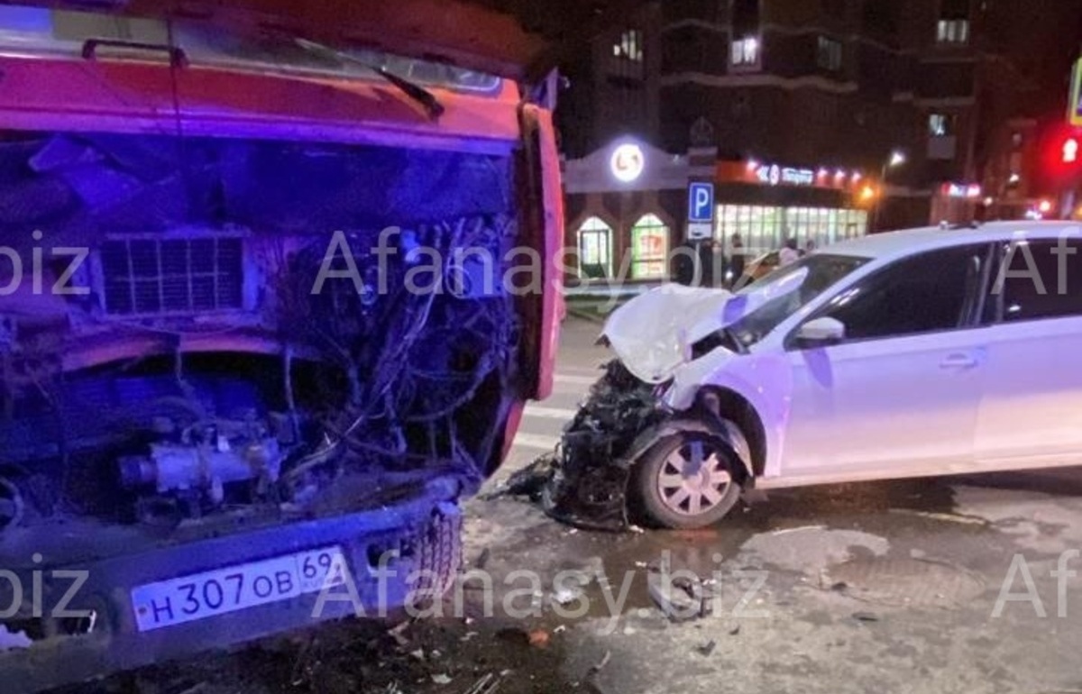 В Твери на Левитана столкнулись легковушка и КАМАЗ