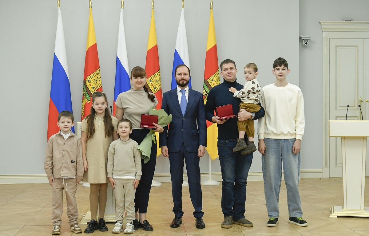 Виталий Королев вручил награды жителям в День герба и флага Тверской области 