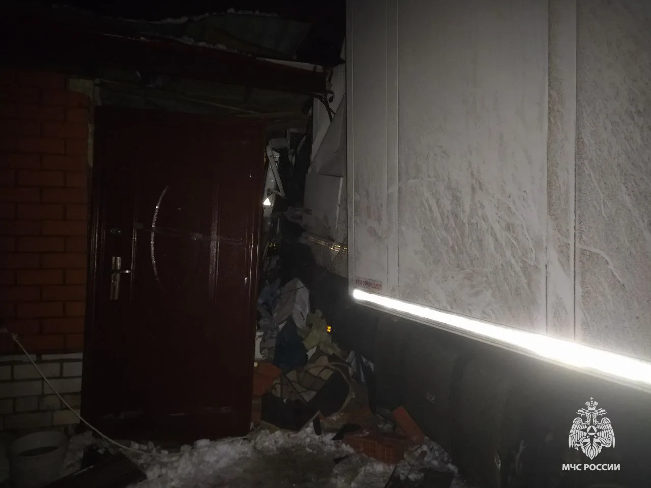 Под Тверью фура врезалась в дом Фото, видео: ГУ МЧС России по Тверской области, ГАИ