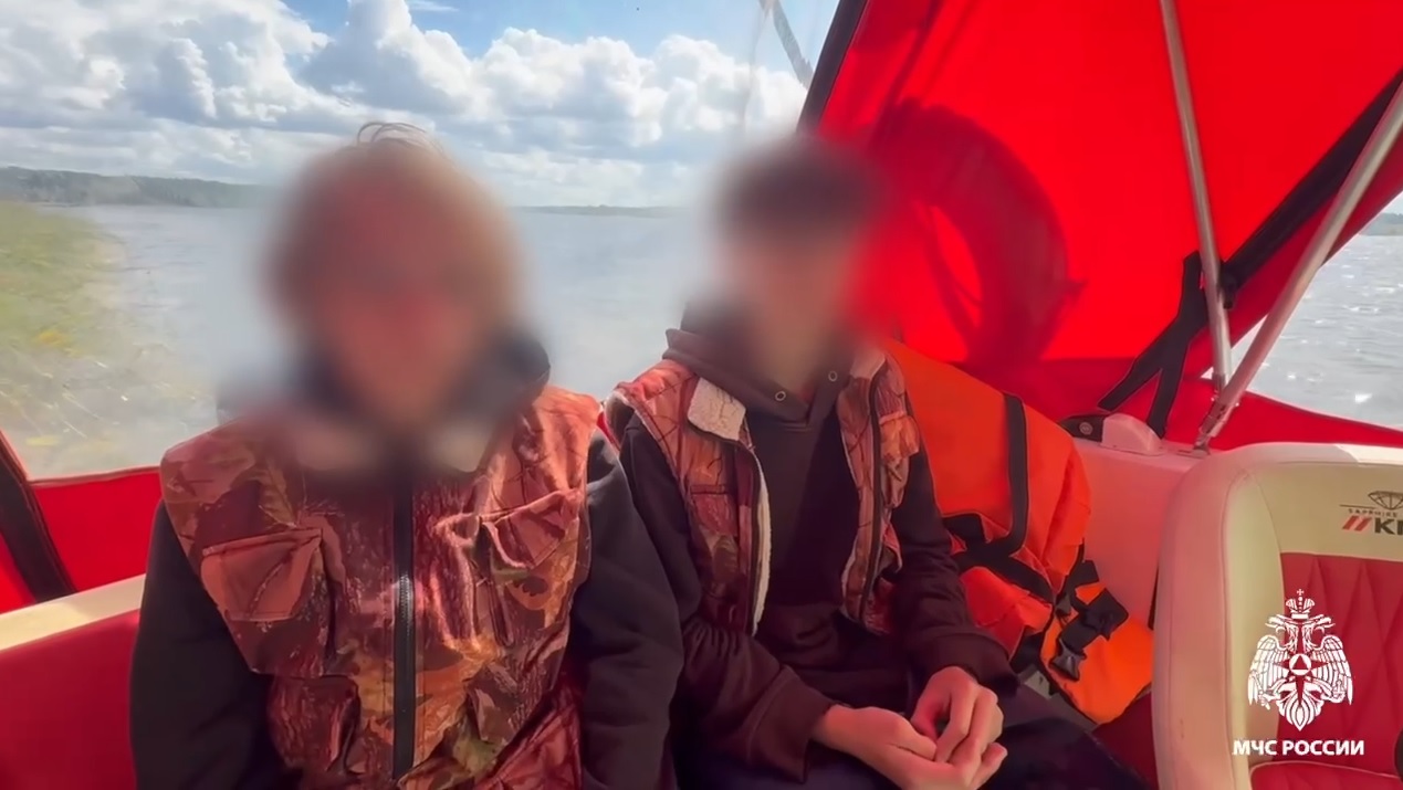 Тверская ГИМС спасла подростков на плоту 