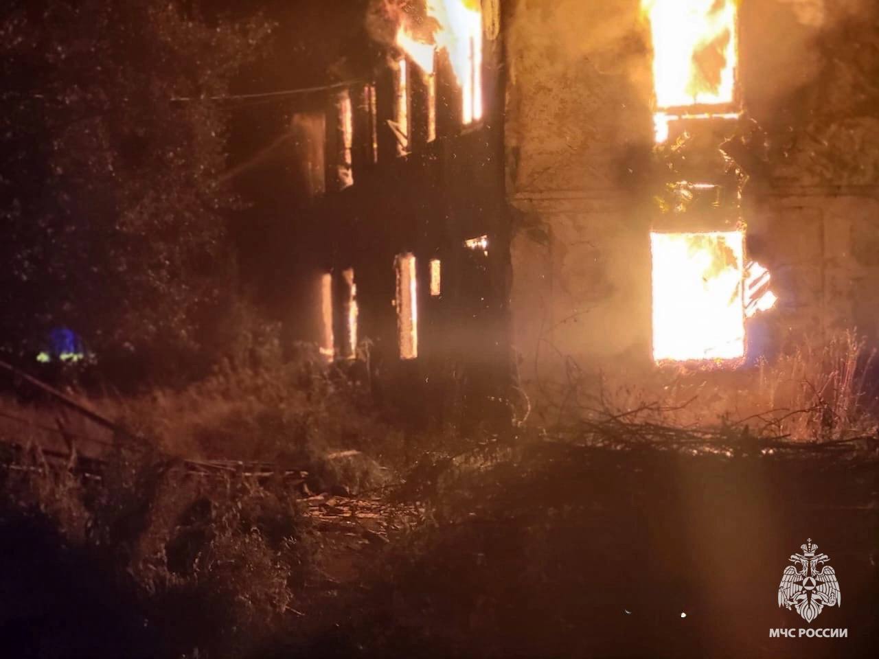 В Нелидово потушили пожар в расселенном доме Фото: ГУ МЧС России по Тверской области